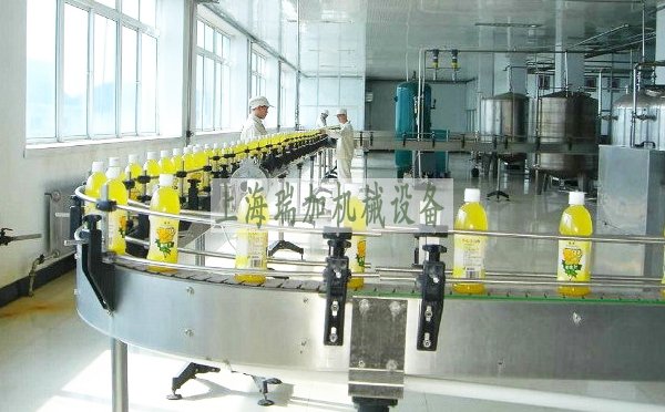 頂闆鏈輸送機 也叫 平頂鏈輸送機 常用來生産輸送玻璃瓶、金屬飲料易拉罐、各種各樣塑料容器等。輸送機械設備用平頂鏈有