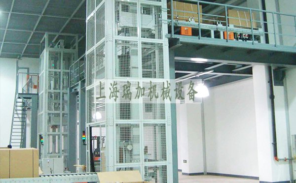 往複式提升機 是利用升降平台的上下往複運動來實現物料的垂直輸送。升降平台上可裝上不同種類的輸送設備，並與出入口