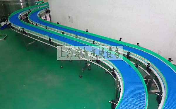 塑鋼網帶輸送機 採用模塊式網帶，用延伸在輸送帶整個寬度上的塑料鉸接銷，把注塑成型的網帶組裝成互鎖單元。這種方法