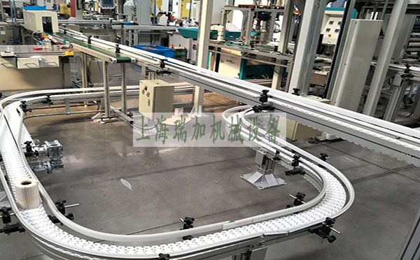 柔性鏈闆輸送機是一種輕型組合立體輸送系統，採用鋁合金框架，塑鋼輸送鏈。具有靈巧、輕便、美觀、标準化的結構、模塊